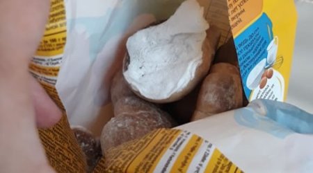 Bakıda aparıcının aldığı pryanikin içərisindən görün nə çıxdı - VİDEO