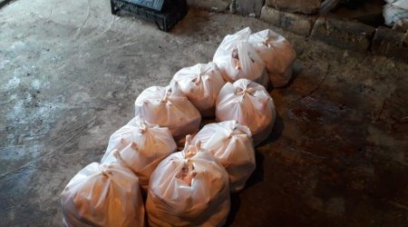 DİQQƏTLİ OLUN! Toyuqları bu şəraitdə kəsib satırlar - FOTOLAR