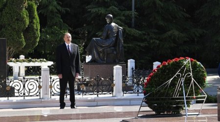  Prezident və ailə üzvləri Heydər Əliyevin məzarını ziyarət edib