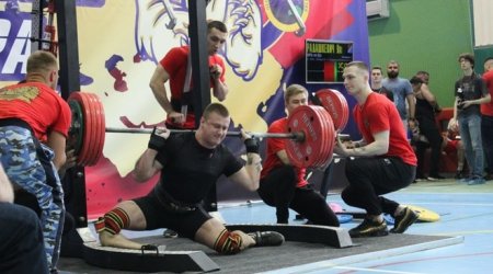 İdmançı ştanq qaldırmaq istədi, ayaqları qırıldı - VİDEO