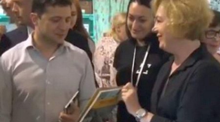 Prezidentə uşaq kitabı hədiyyə edildi - “Yeni başlayanlar üçün siyasət”