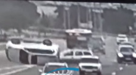 “Uçan baqaj” qəzaya səbəb oldu: “Prado” aşdı, “Opel” çevrildi - VİDEO
