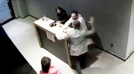 Müdir onu görüb ayağa qalxmayan işçilərini döydü – VİDEO
