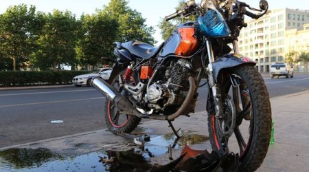 В Баку мотоцикл врезался в фонарный столб, есть пострадавшие