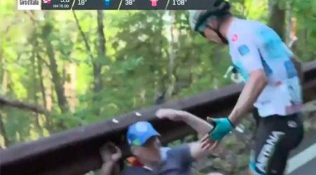 Velosipedçi azarkeşlə dalaşıb