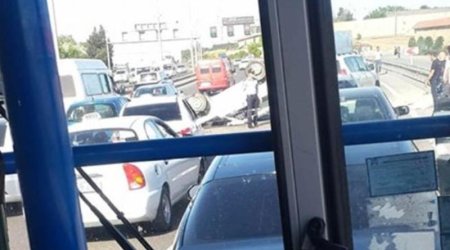 Bakıda aeroport yolunda dəhşətli qəza - Avtomobil belə aşdı - FOTO