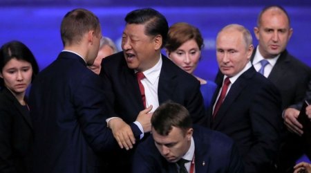 Mühafizəçi prezidenti son anda xilas etdi - Video