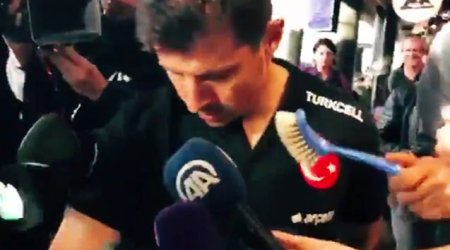 Məşhur futbolçuya hörmətsizlik - Video