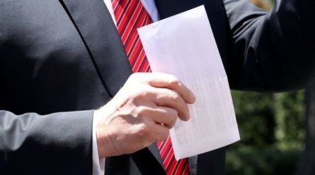 Prezident bilmədən məxfi sənədi mətbuata sızdırdı