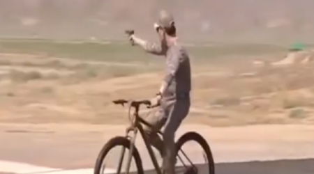 Prezident velosipedində tapançadan güllə atdı - Video