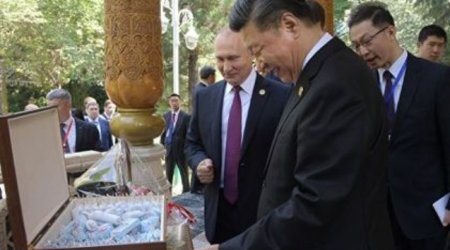 Putin Çin liderinə dondurma və tort bağışladı - VİDEO
