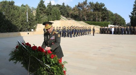 Руководство Министерства обороны посетило Аллею почетного захоронения и Аллею шехидов
