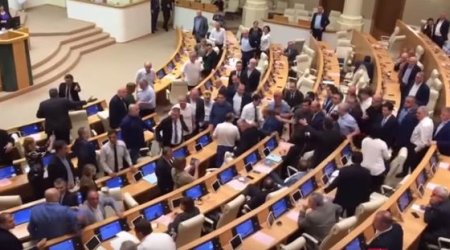 Parlamentdə dava - əlbəyaxa oldular - VİDEO