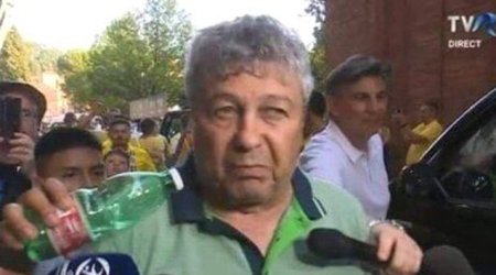Bu dəfə mikrofon yerinə, su butulkası uzadıldı