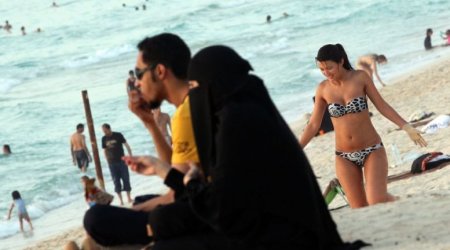 Bakının mərkəzində biabırçılıq: Ərəb turist insanların gözü qarşısında qızla əxlaqsızlıq etdi (VİDEO)