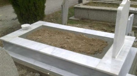 Məzar daşının üzərində yazılan sözlərə görənlər inanmadı - FOTO
