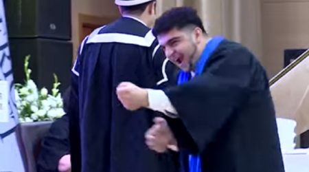 Bakıda tələbə rektordan diplomunu oynaya-oynaya aldı-VİDEO