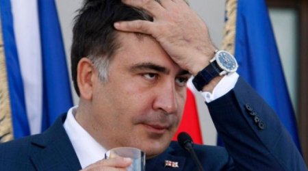 Saakaşvili yaşlı qadını vurub yıxdı, qolunu sındırdı - VİDEO