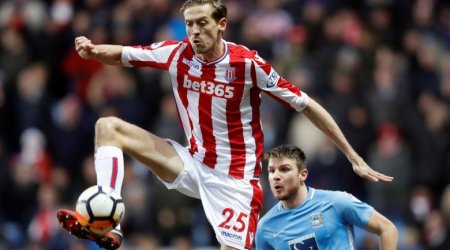 Tanınmış futbolçu karyerasını başa vurub