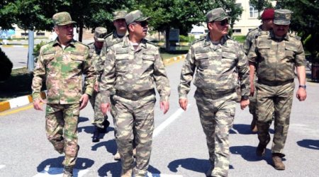 Закир Гасанов проверяет воинские части
