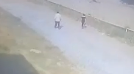Bakıda kişi yolun ortasında qadına belə təcavüz etdi - VİDEO