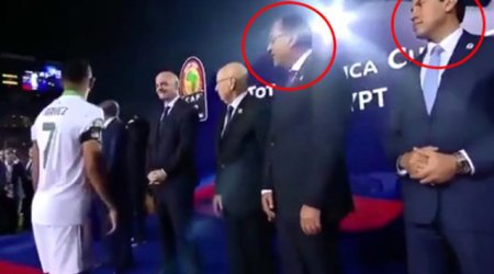 Millinin futbolçusu prezidenti və naziri görməzdən gəldi - VİDEO