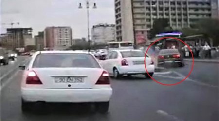 “Gənclik” metrosunun qarşısında sürücü maşını insanların üstünə belə sürdü - VİDEO 