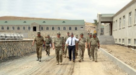 Закир Гасанов проверяет воинские части на передовой