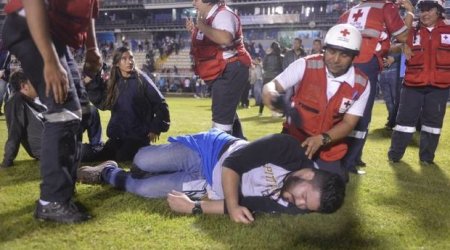 Kütləvi dava: Üç futbolçu yaralandı, dörd azarkeş öldü – Video