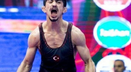 Kərəm erməni rəqibini belə ağlatdı - VİDEO