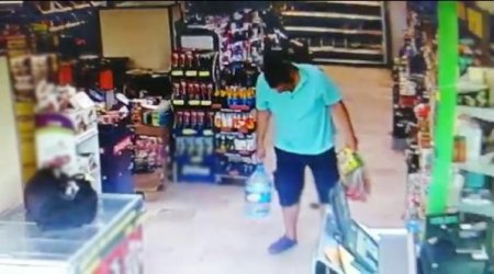 Marketə girən kişi hərəkəti ilə hamını şoka saldı - VİDEO