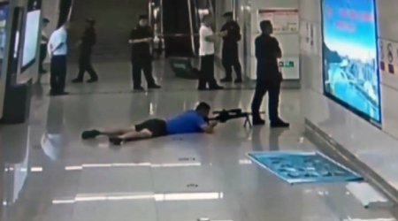 Çində snayper metroda girov qadını belə xilas etdi - VİDEO