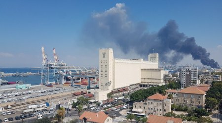 В израильском порту горит масляной завод