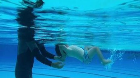 Dəhşətli intihar - Ana uşaqlarını özünə bağlayıb dənizdə boğdu - FOTO