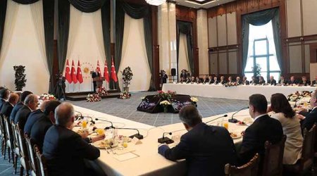 Ərdoğanla görüşdə İmamoğlunun stulu qırıldı - Video