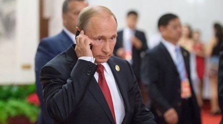 Putinin telefonunun xüsusi özəllikləri var - Digər telefonlardan fərqi - FOTO