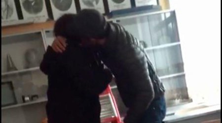 Məktəbdə BİABIRÇILIQ - Müəllimi iclas otağında ŞAGİRDİ İLƏ SEVİŞƏRKƏN TUTDULAR - FOTO