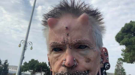 Bakıda diqqətçəkən turist - Dodağında 94 pirsinq var + FOTOLAR