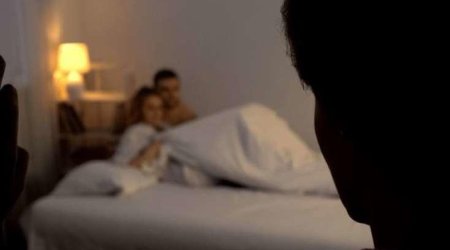 Kəpəz qəsəbəsində DƏHŞƏT - Polis anasını iş yoldaşı ilə intim əlaqədə olarkən tutdu - FOTO