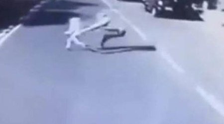 Ata övladını xilas etmək üçün özünü avtobusun altına atdı - VİDEO