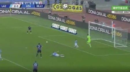 Futbolçuların inanılmaz müdafiəsi azarkeşləri şoka saldı - VİDEO