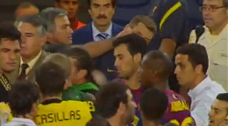 Azarkeşlər arasında dava düşdü, futbolçular meydandan qaçdı - VİDEO