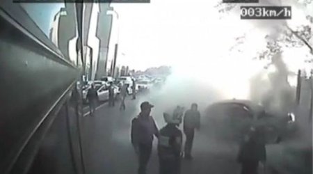 Bakıda qəzaya düşən maşın alışdı, polis avtobusun balonu ilə söndürdü - VİDEO