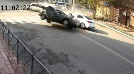 Sürücülər dəhşətli qəzada möcüzəvi şəkildə sağ qaldı - VİDEO