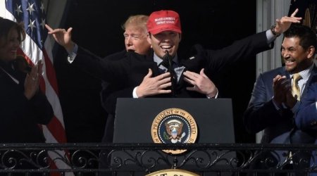 Trampın beysbolçunu qucaqlaması  gündəm oldu