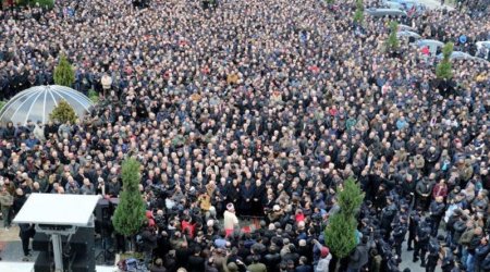 SON DƏQİQƏ: Məşhur gənc aktyor VƏFAT ETDİ: Evinin qarşısında izdihamdır - FOTO