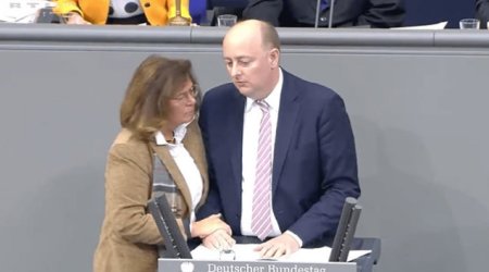 Almaniyalı deputat tribunada insult keçirdi - Video