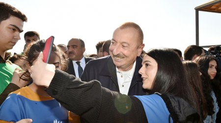 “Cənab prezident, şəkil bulanlıq düşüb, yenidən çəkdirə bilərik?” - VİDEO