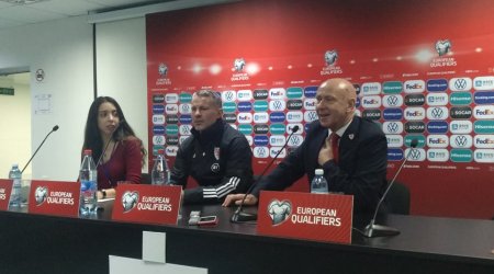 UEFA nümayəndəsi azərbaycanlı tərcüməçini konfransdan çıxardı - VİDEO