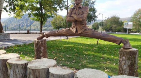 Jan-Klod Van Damm “Facebook” səhifəsində Qəbələdəki heykəlinin fotosunu paylaşıb - FOTO